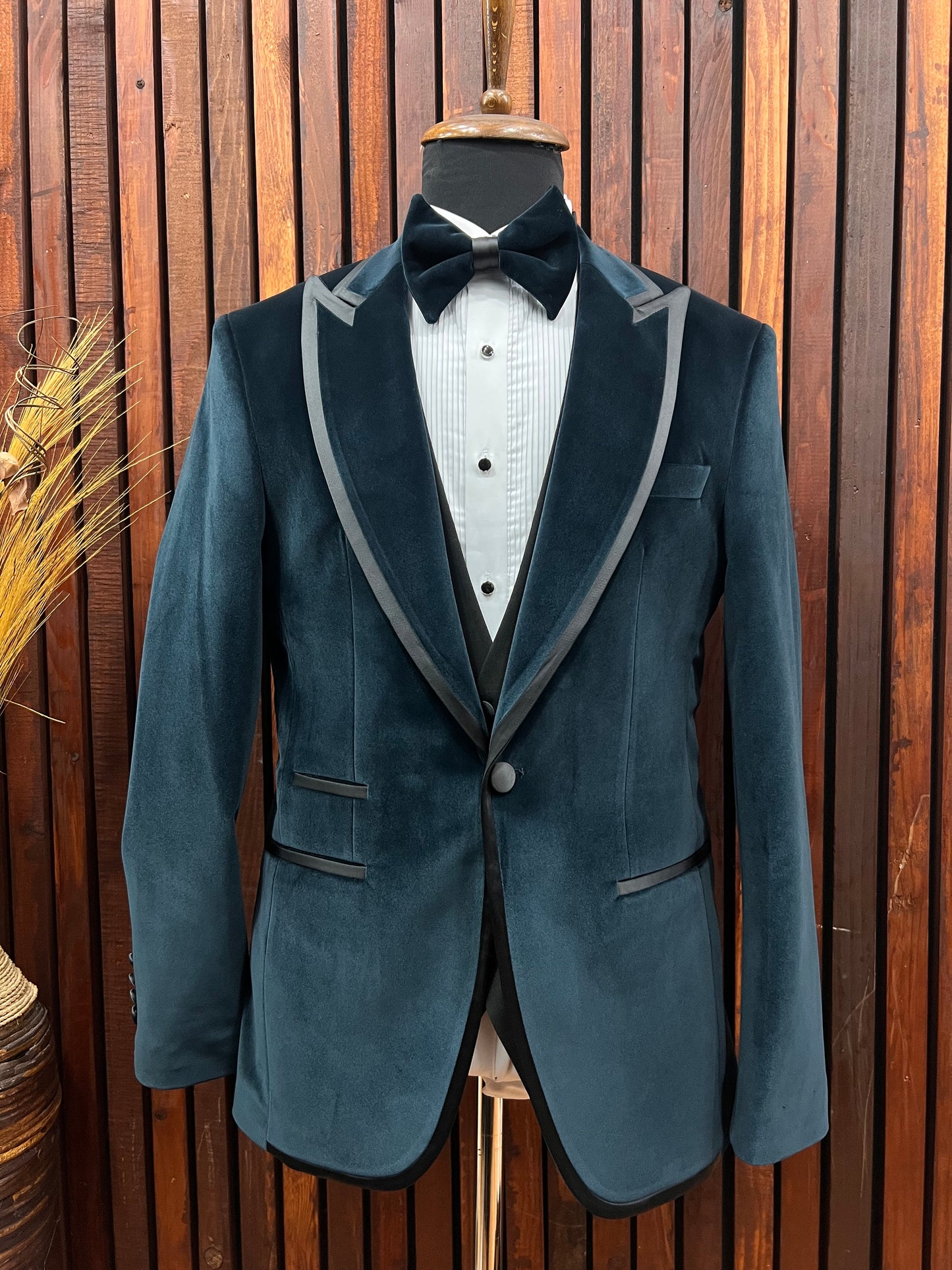 Men’s Emerald Green Velvet 3-Piece Slim Fit Tuxedo – Luxury Formalwear