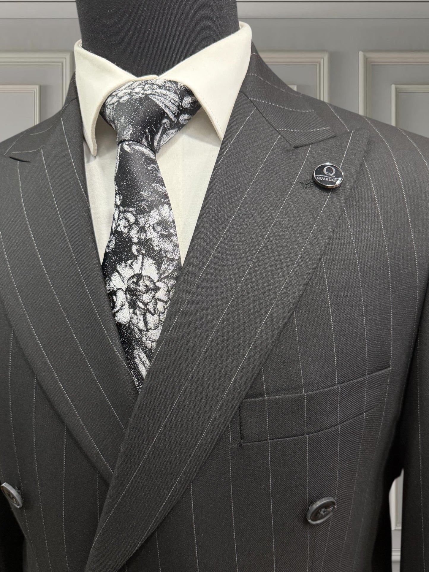 Men’s Black Pinstripe Double-Breasted Business Suit