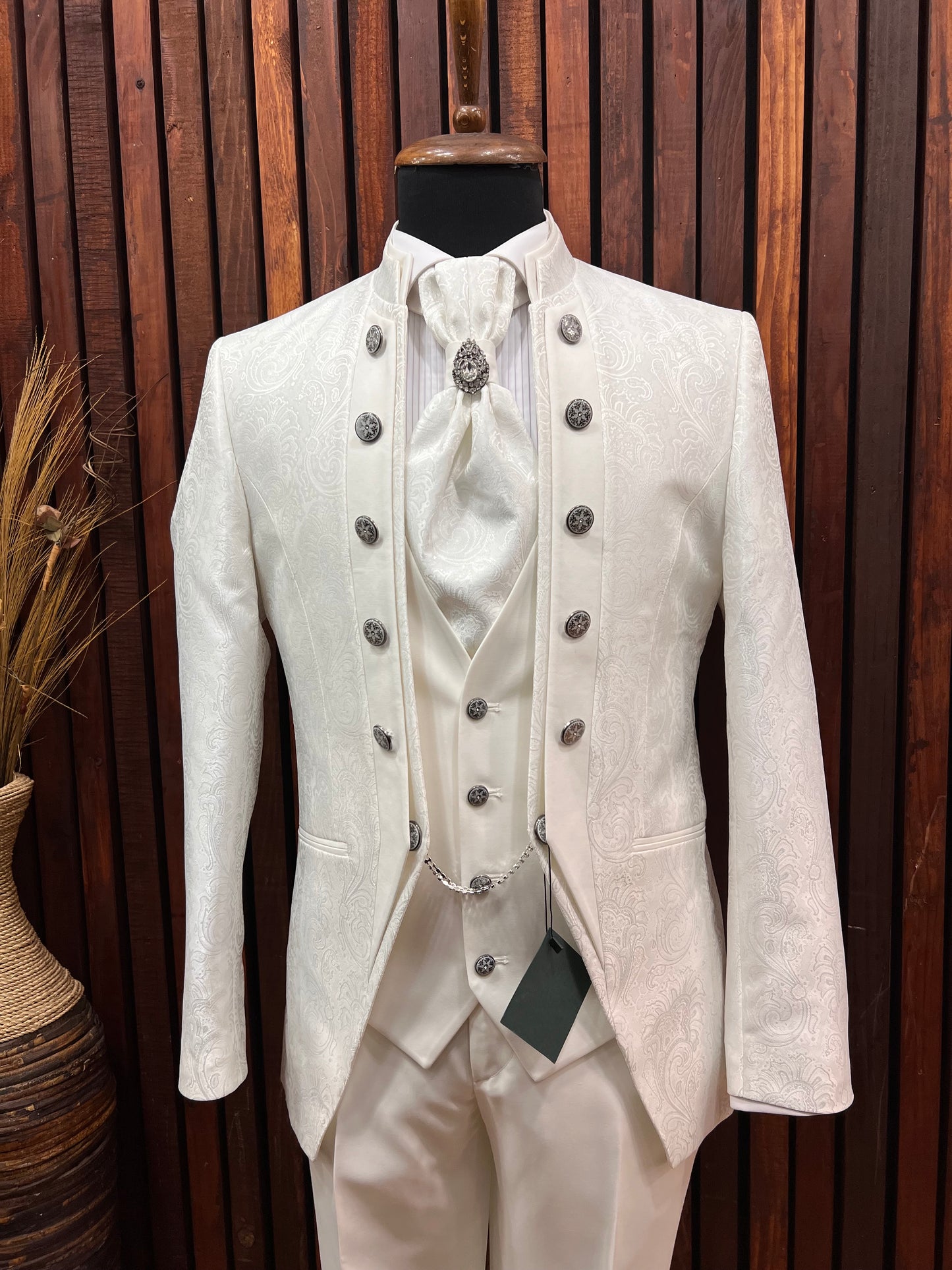 Men’s elegant white floral tuxedo with mandarin collar, perfect for weddings and upscale events.