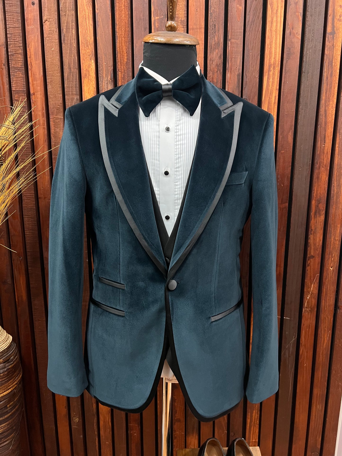 Men’s Emerald Green Velvet 3-Piece Slim Fit Tuxedo – Luxury Formalwear