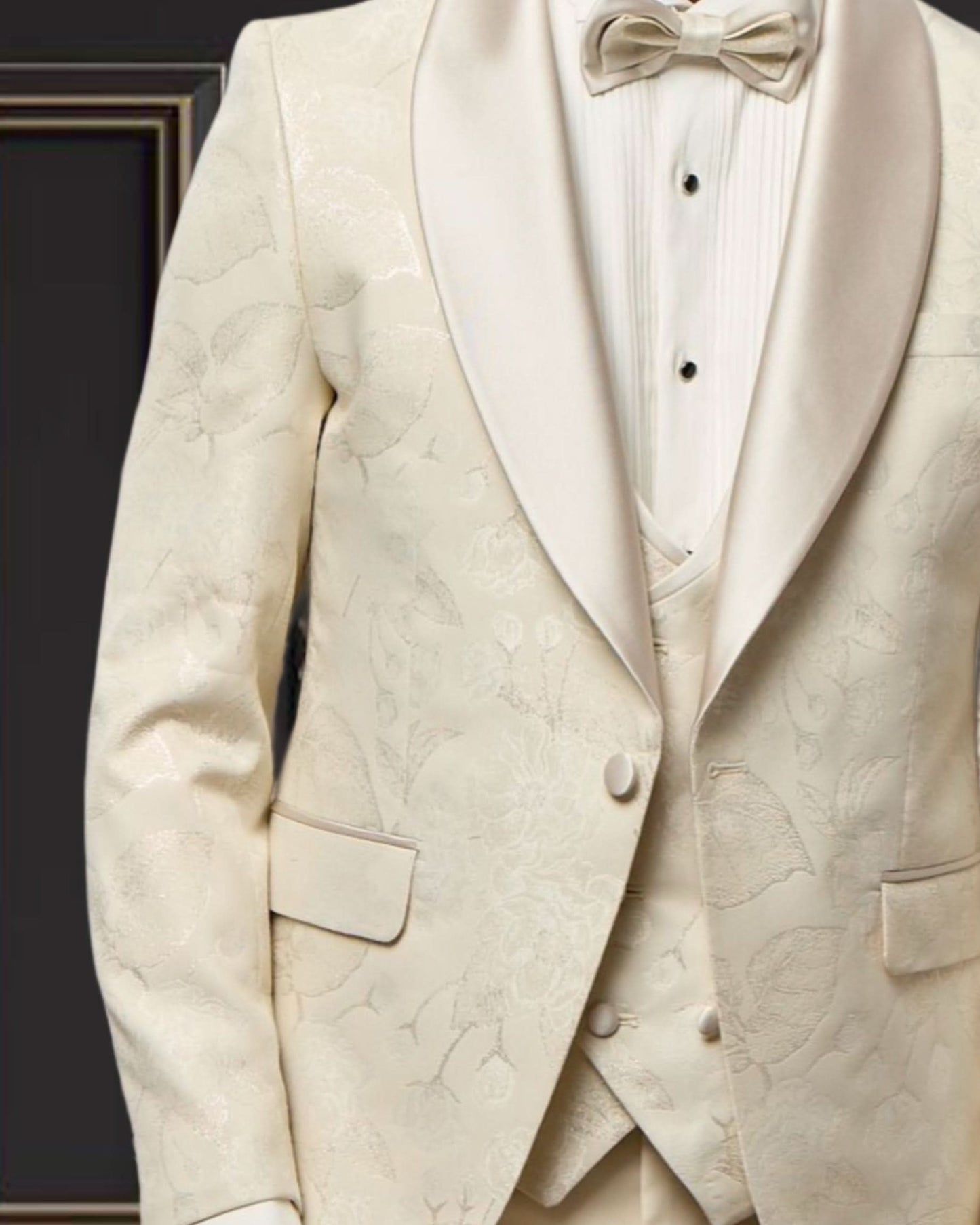 Men’s champagne floral shawl lapel tuxedo, perfect for weddings and proms, showcasing elegance and sophistication.